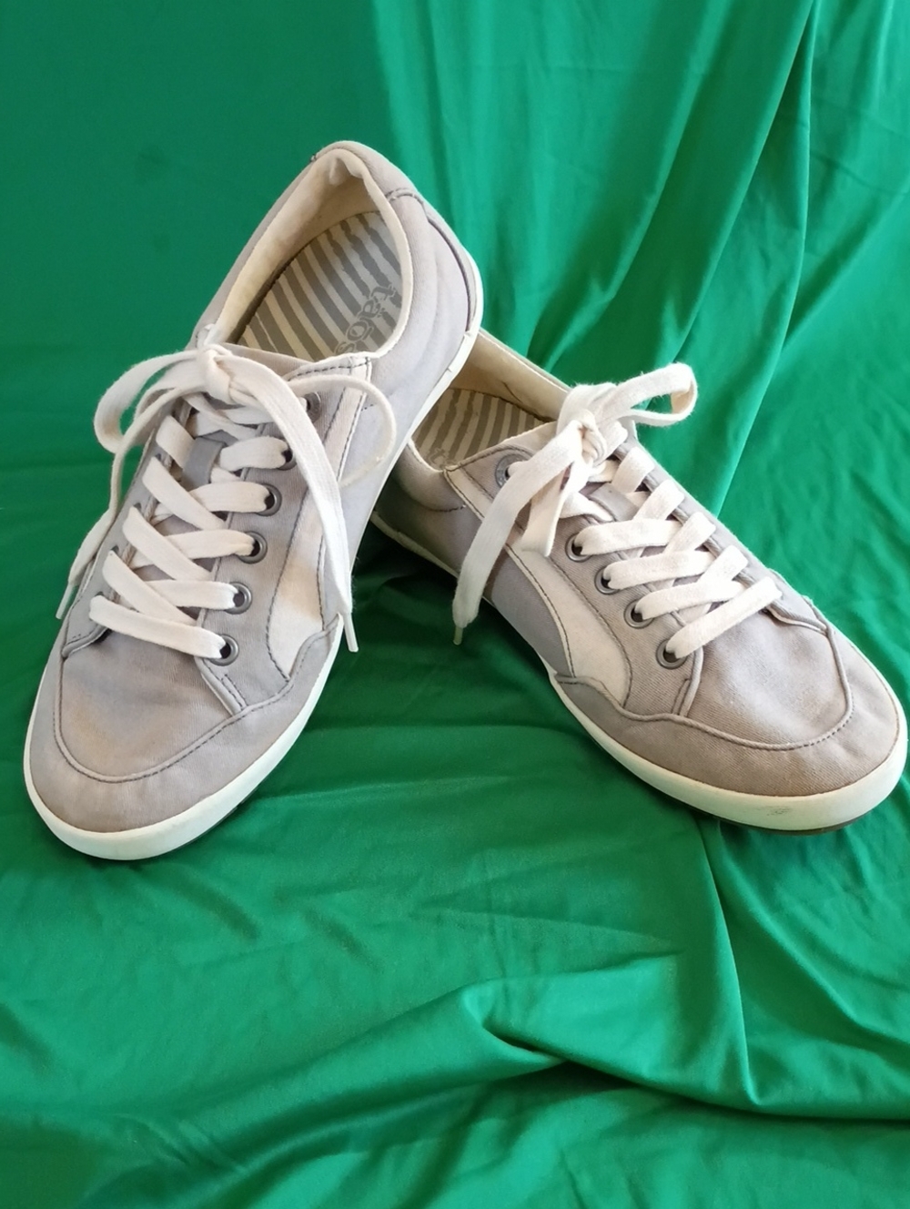 Taos Footwear Women's Light Gray and White Lace-Up Sneakers